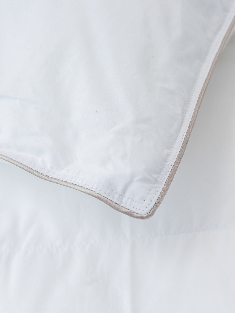 Oreiller bébé en microgel blanc, doux et respirant, adapté pour les lits de taille bassinette