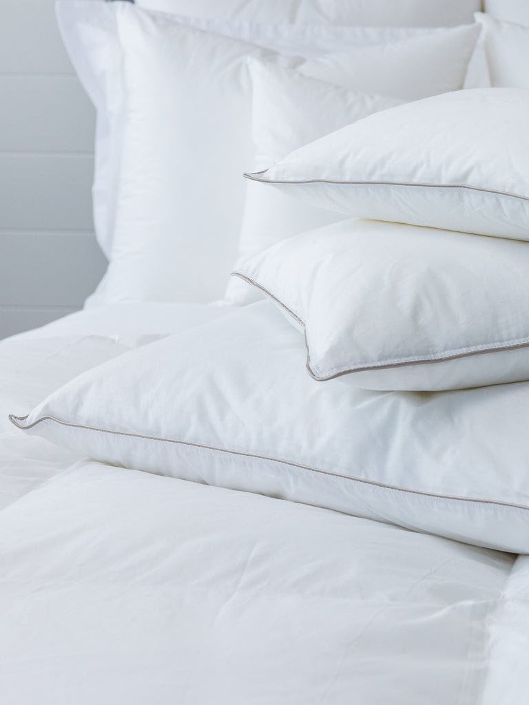 Oreiller bébé en microgel blanc, doux et respirant, adapté pour les lits de taille bassinette