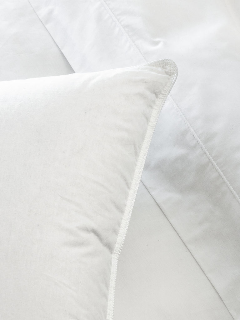 Oreiller en microfibre blanc doux et moelleux, respirant et inspiré des hôtels québécois