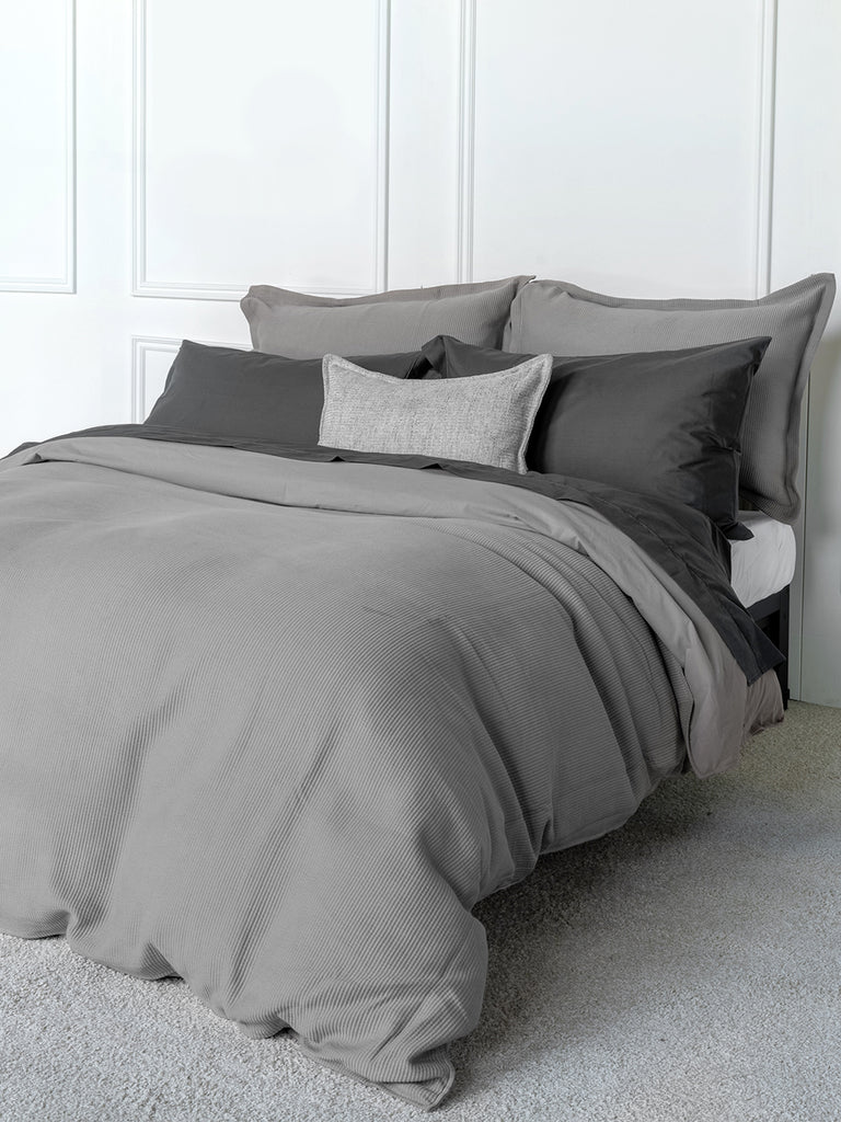 Housse de couette Sophia en coton côtelé couleur gris opal béton, respirante et fabriquée au Portugal