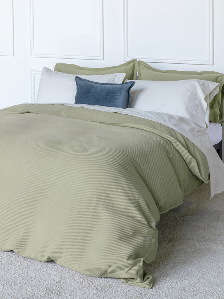 Housse de couette Sophia en coton côtelé couleur vert sauge olive, respirante et fabriquée au Portugal