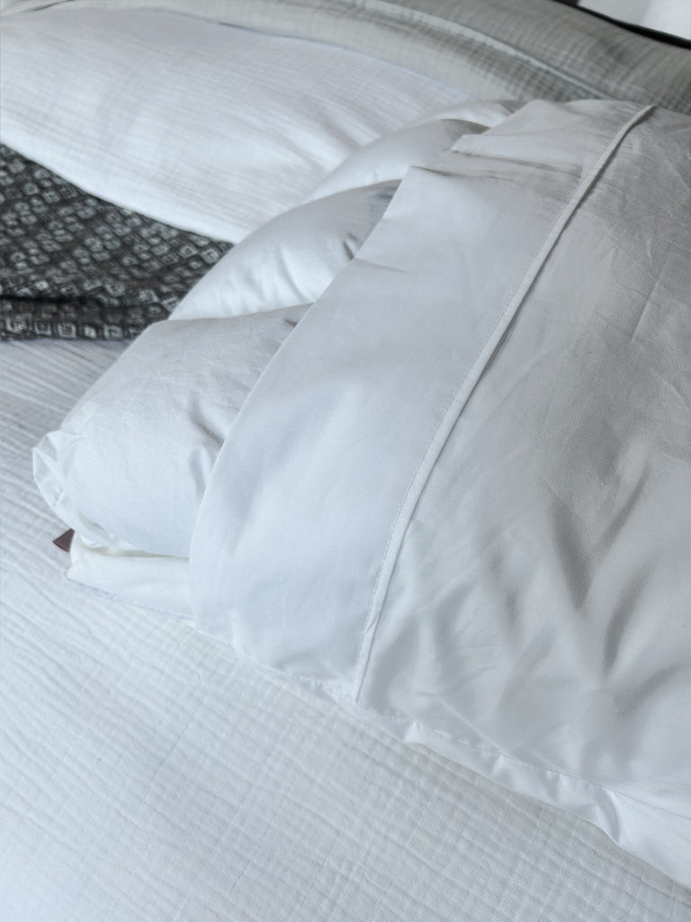 Taie d’oreiller Sara en coton percale blanc, fabriquée à Montréal et un oreiller moelleux en microfibre