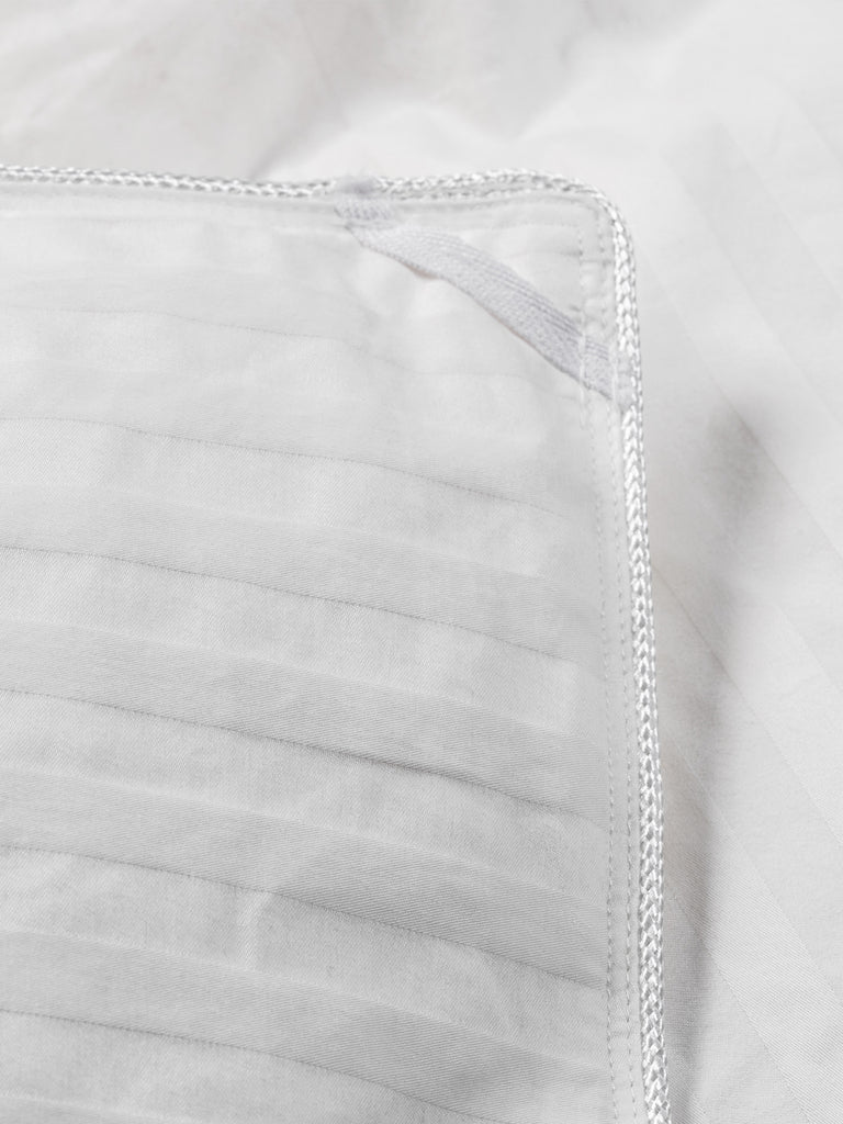 Duvet et oreillers Dulcia en duvet fabriqués à Montréal, qualité d'hôtel, confortable et respirant, coquille en coton strié