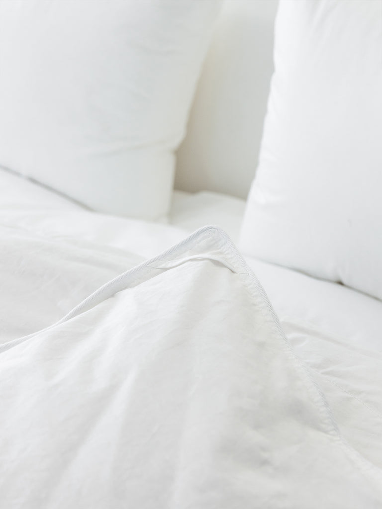 Duvet recyclé blanc fabriqué à Montréal, léger, respirant et écoresponsable
