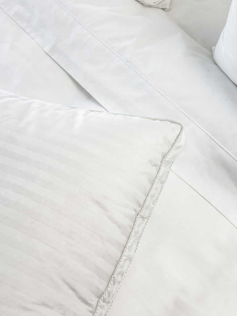 Duvet et oreillers Dulcia en duvet fabriqués à Montréal, qualité d'hôtel, confortable et respirant, coquille en coton strié