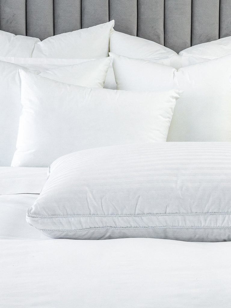 Duvet et oreillers Dulcia en duvet fabriqués à Montréal, qualité d'hôtel, confortable et respirant, coquille en coton strié